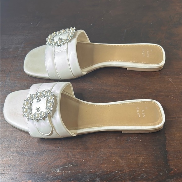 a new day Cream Sandals with Elegant Rhinestone Detail Sz 9.5 - Picture 6 of 11